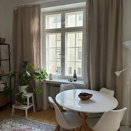 Compact One-bedroom In Taka-toeoeloe Apartment *